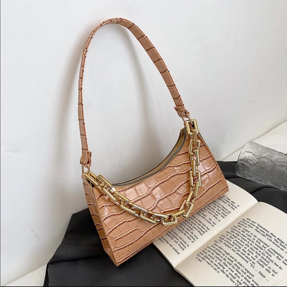 Purse/GOLD CHAIN CAN BE DETACHED!!
